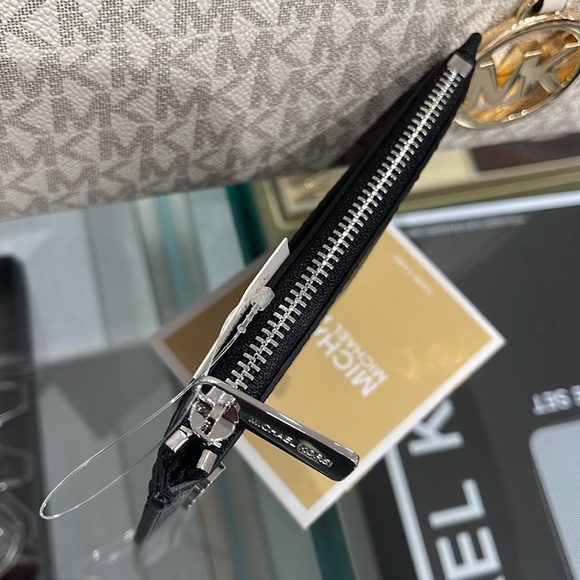 MICHAEL KORS
Jet Set Travel Medium Top Zip Leather Card Case Wallet 
Black 
NWT - Picture 16 of 16